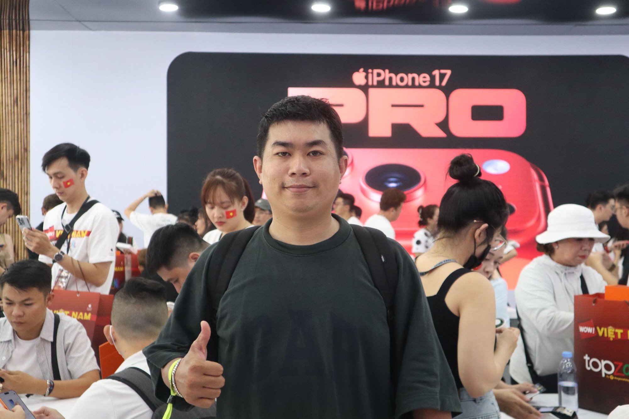 Sự kiện giao iPhone mới lớn bậc nhất Việt Nam: Nụ cười của những chủ nhân đầu tiên- Ảnh 4.