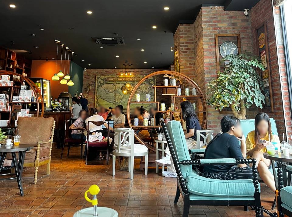 Chiếc ghế xanh hot nhất lúc này sau vụ “tổng tài gây rối ở quán cà phê”- Ảnh 5.