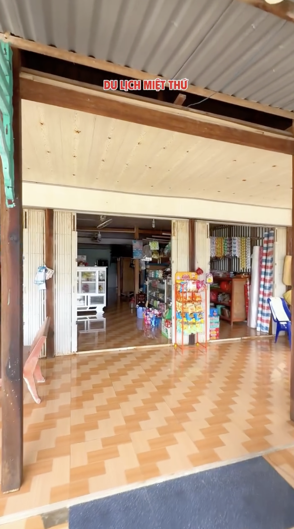 Kiểu bán tạp hóa quá tin tưởng vào khách của người miền Tây, cửa mở tan hoang vẫn không sợ ai lấy trộm gì- Ảnh 1.