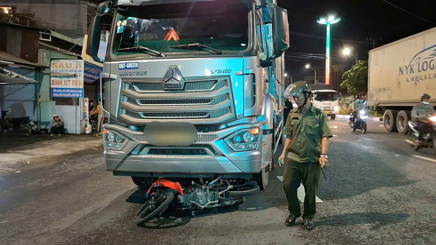 Xe tải cuốn xe máy vào gầm sau va chạm trên quốc lộ 1A, một người tử vong tại chỗ- Ảnh 1.