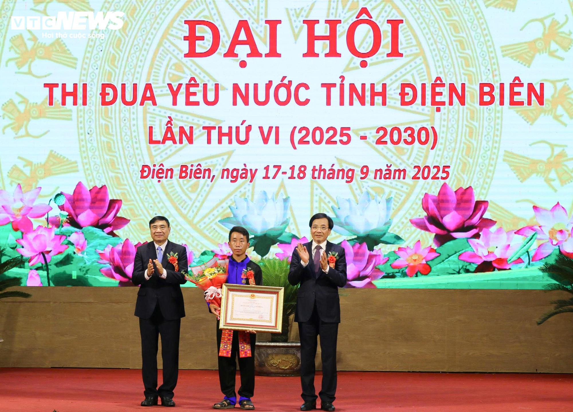 Trưởng bản cứu 90 người dân thoát lũ quét nhận Huân chương Lao động hạng Nhất- Ảnh 1.