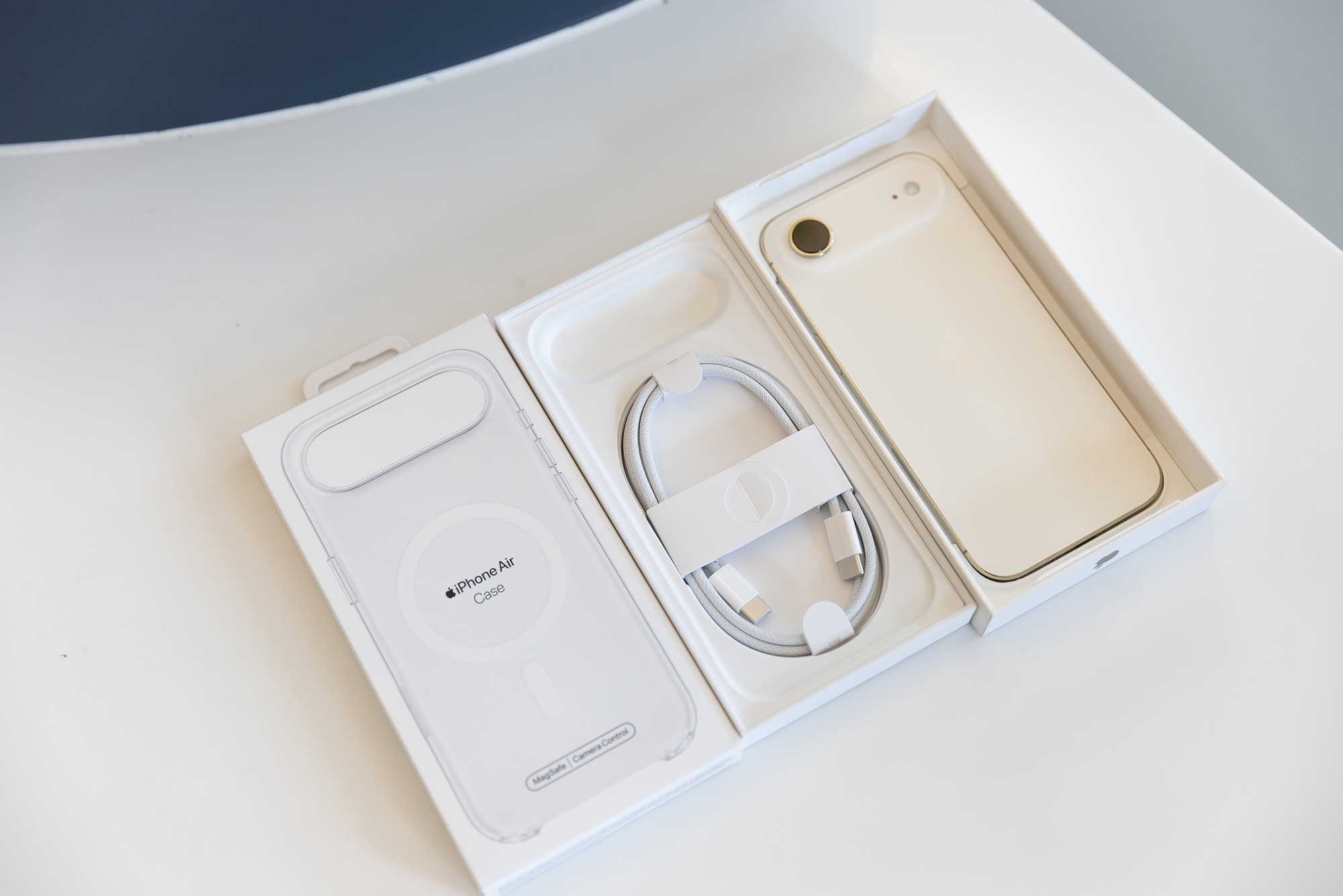 Mở hộp chiếc iPhone mỏng nhất thế giới vừa mở bán chính hãng tại Việt Nam- Ảnh 2.