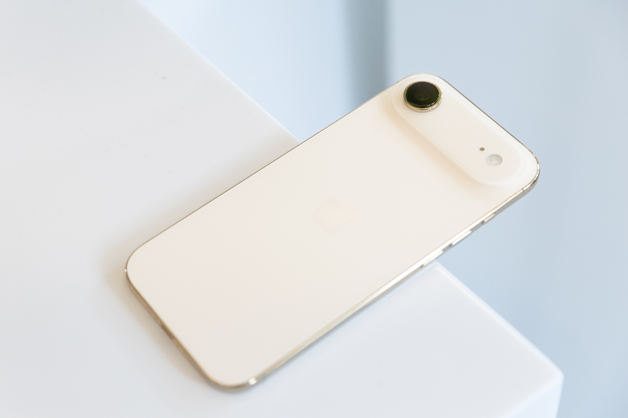 Mở hộp chiếc iPhone mỏng nhất thế giới vừa mở bán chính hãng tại Việt Nam- Ảnh 4.