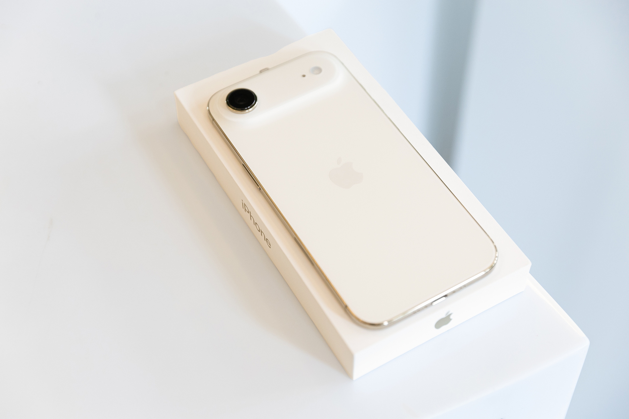 Mở hộp chiếc iPhone mỏng nhất thế giới vừa mở bán chính hãng tại Việt Nam- Ảnh 3.