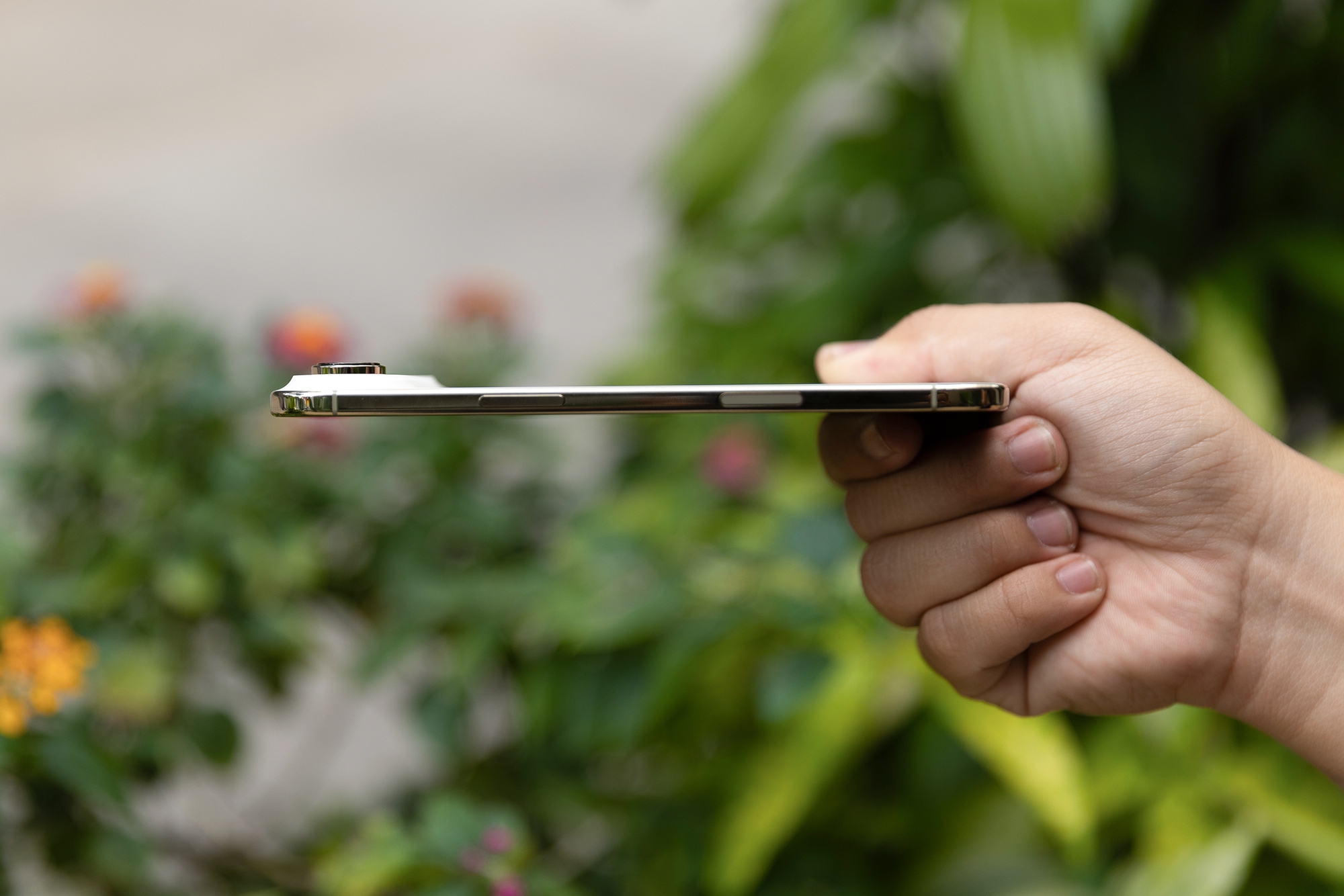 Mở hộp chiếc iPhone mỏng nhất thế giới vừa mở bán chính hãng tại Việt Nam- Ảnh 7.