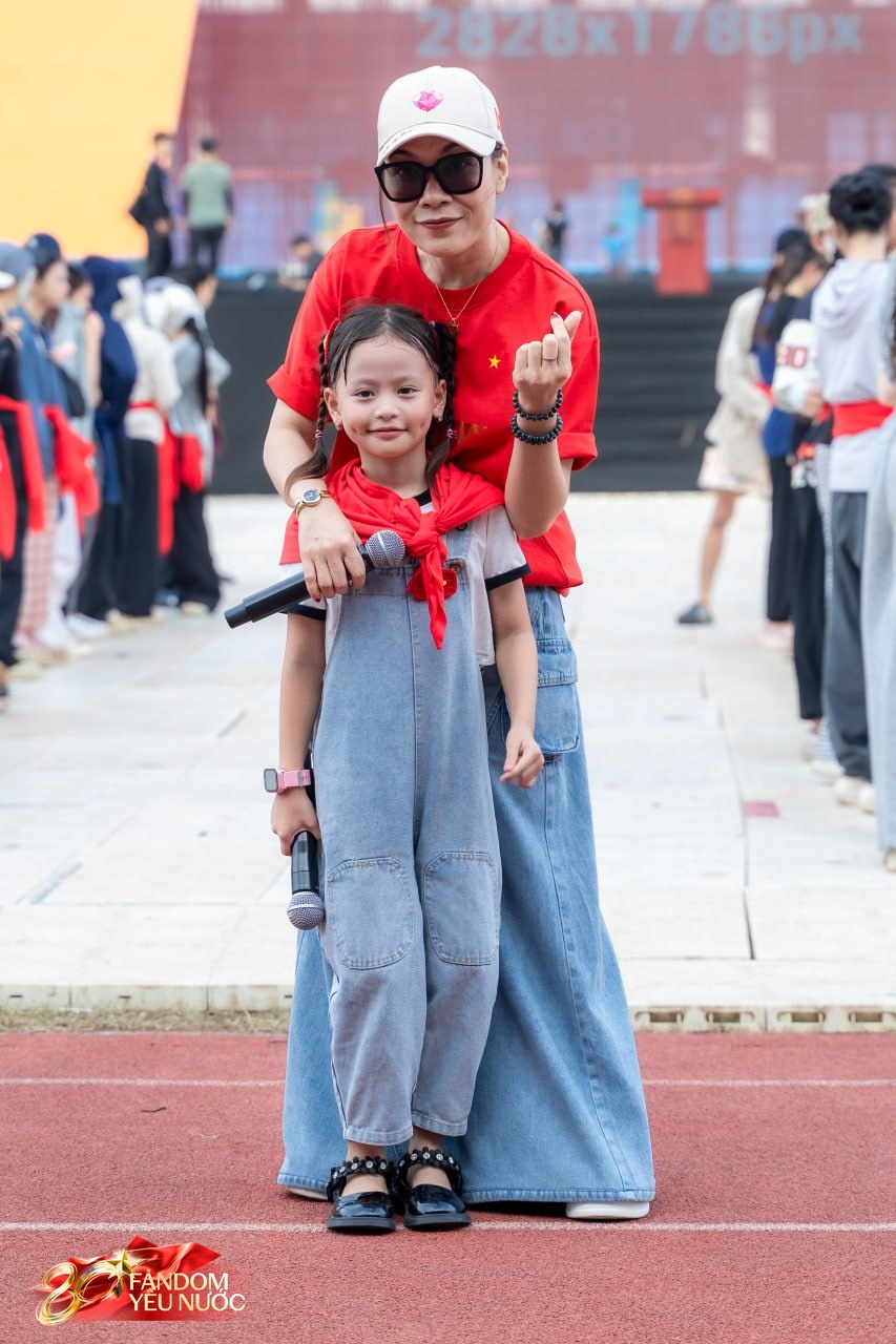 Phụ huynh rơi nước mắt khi con gái hát cùng Mỹ Tâm ngày Đại lễ 2/9, niềm tự hào gia đình kể sao cho hết!- Ảnh 7.