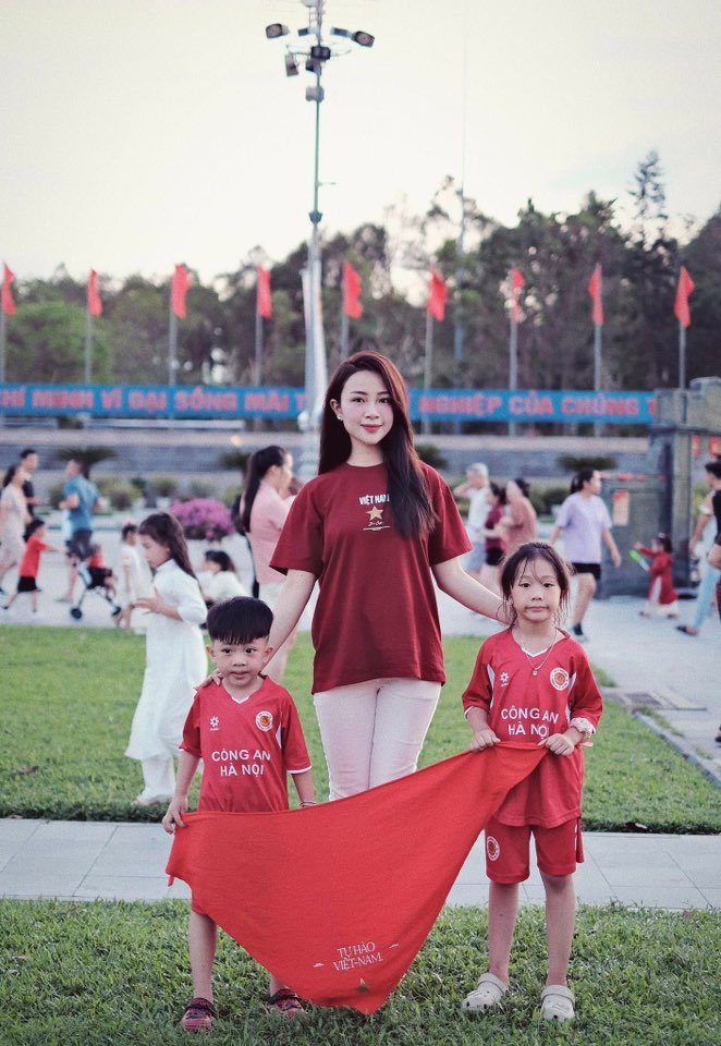 Ảnh yêu nước của dàn sao bóng đá gây sốt: Nhà Văn Hậu-Hải My đẹp đỉnh, Văn Thanh 