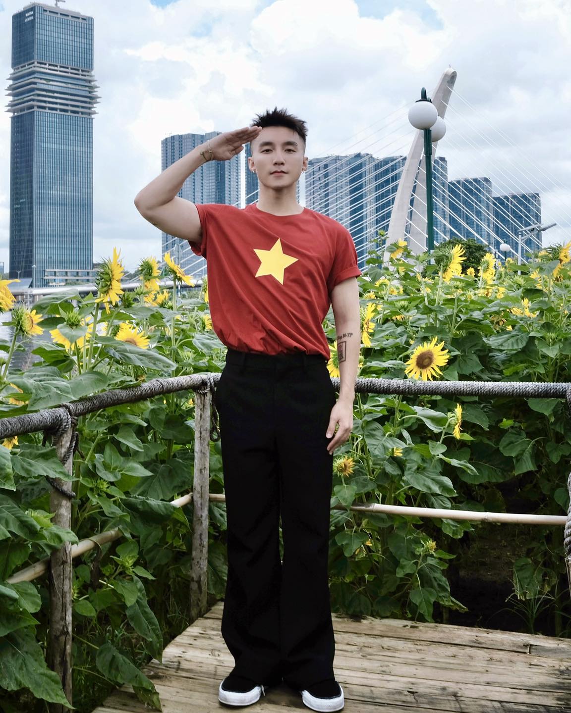 Sơn Tùng - MONO gây sốt trong cùng 1 buổi sáng: Em cười tươi rói diễu hành, anh viral MXH với 2 bức ảnh!- Ảnh 2.