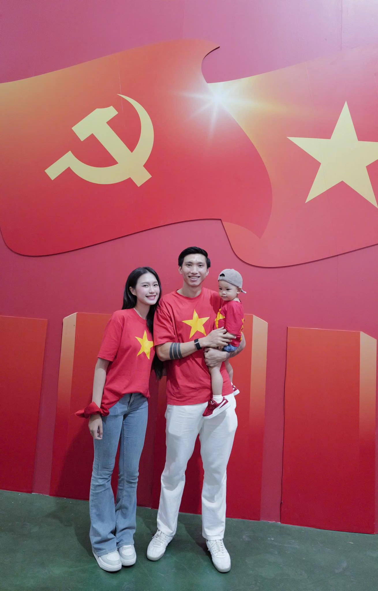 Ảnh yêu nước của dàn sao bóng đá gây sốt: Nhà Văn Hậu-Hải My đẹp đỉnh, Văn Thanh 
