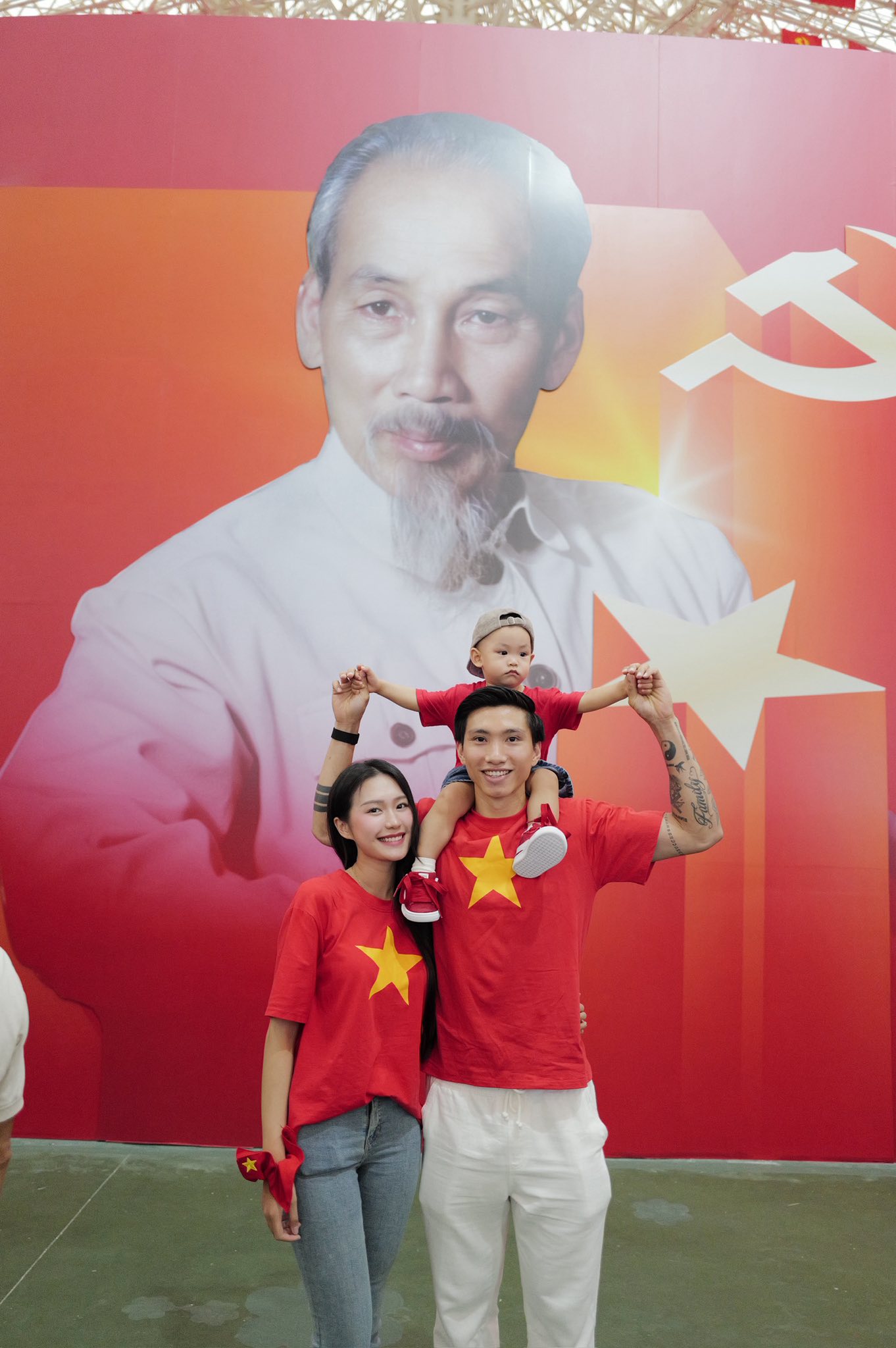 Ảnh yêu nước của dàn sao bóng đá gây sốt: Nhà Văn Hậu-Hải My đẹp đỉnh, Văn Thanh 