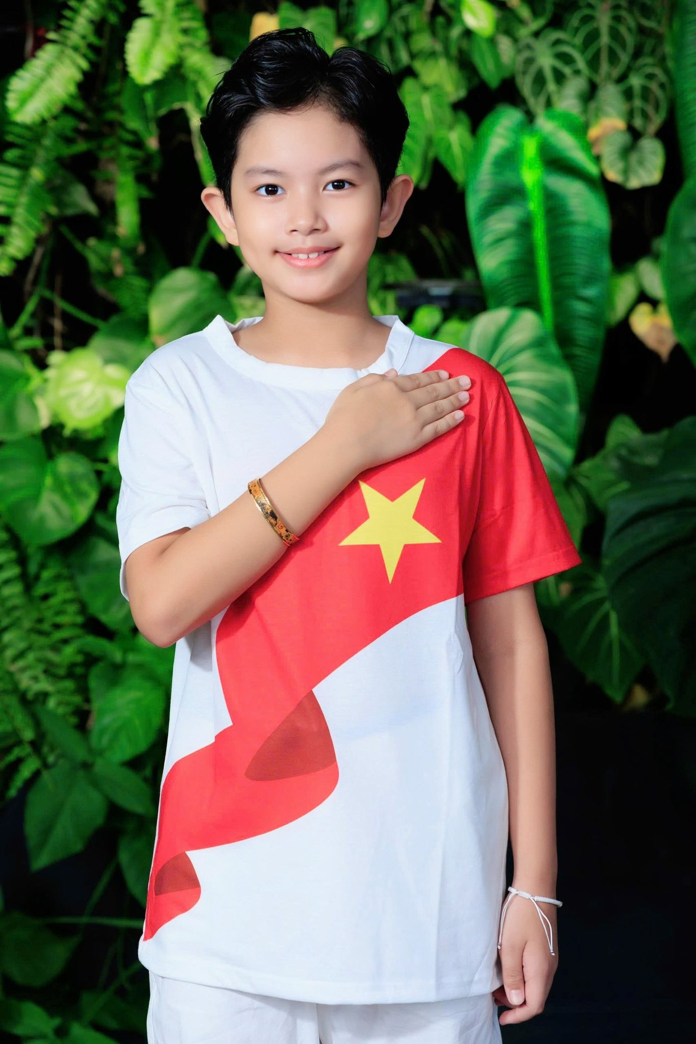 Gia đình Khánh Thi-Phan Hiển tung bộ ảnh yêu nước cực xịn, visual 3 