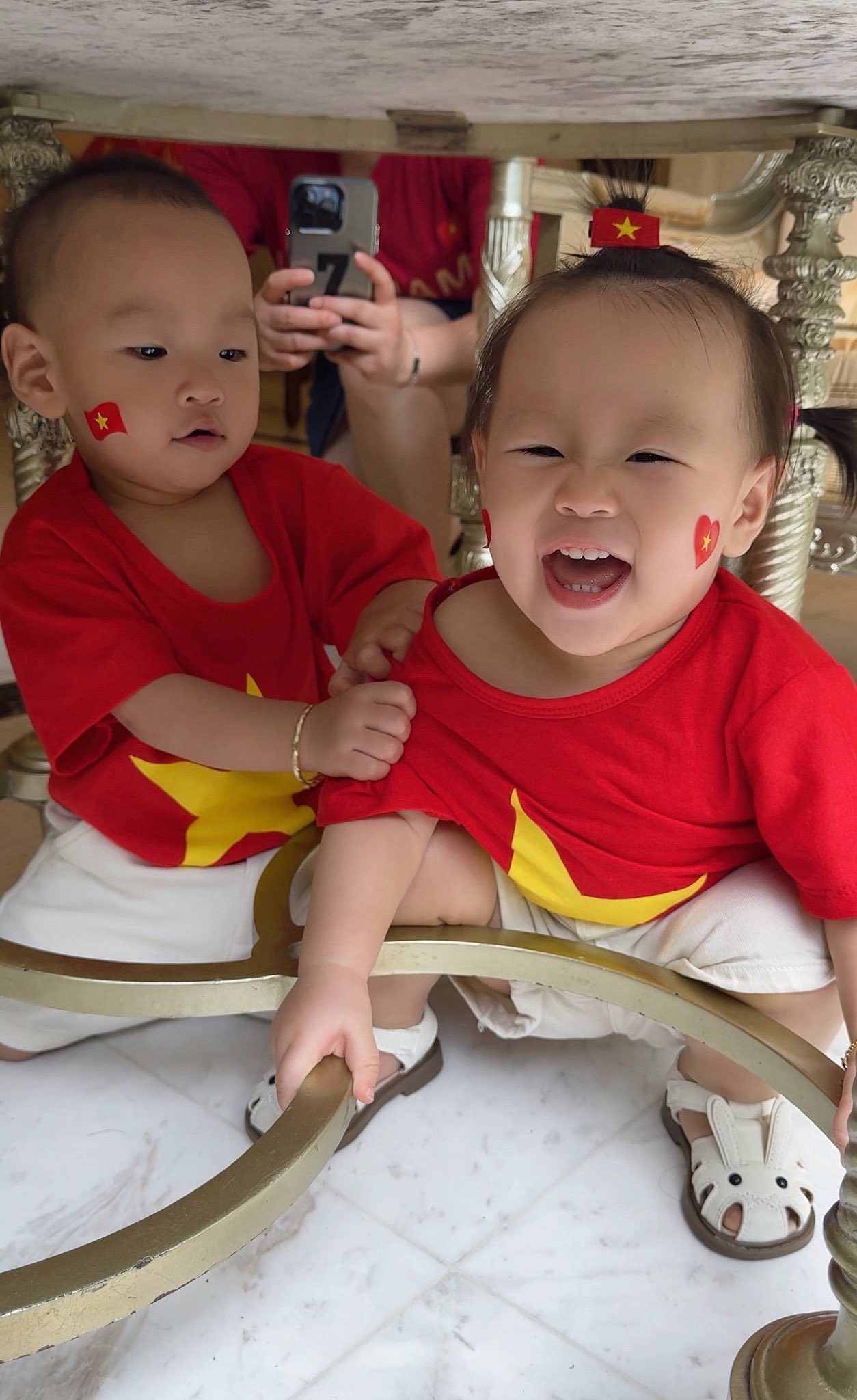 "Khối tí hon yêu nước" nhà Phương Oanh - shark Bình trong sắc đỏ sao vàng: Nghịch ngợm mà đáng yêu vô cùng- Ảnh 1.