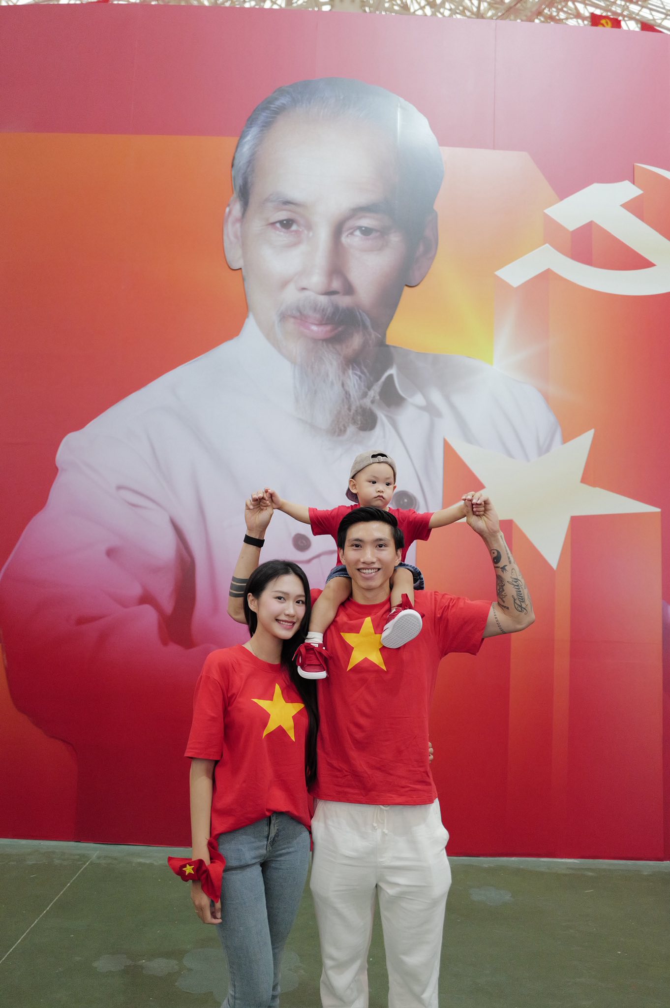 Ảnh yêu nước của dàn sao bóng đá gây sốt: Nhà Văn Hậu-Hải My đẹp đỉnh, Văn Thanh 