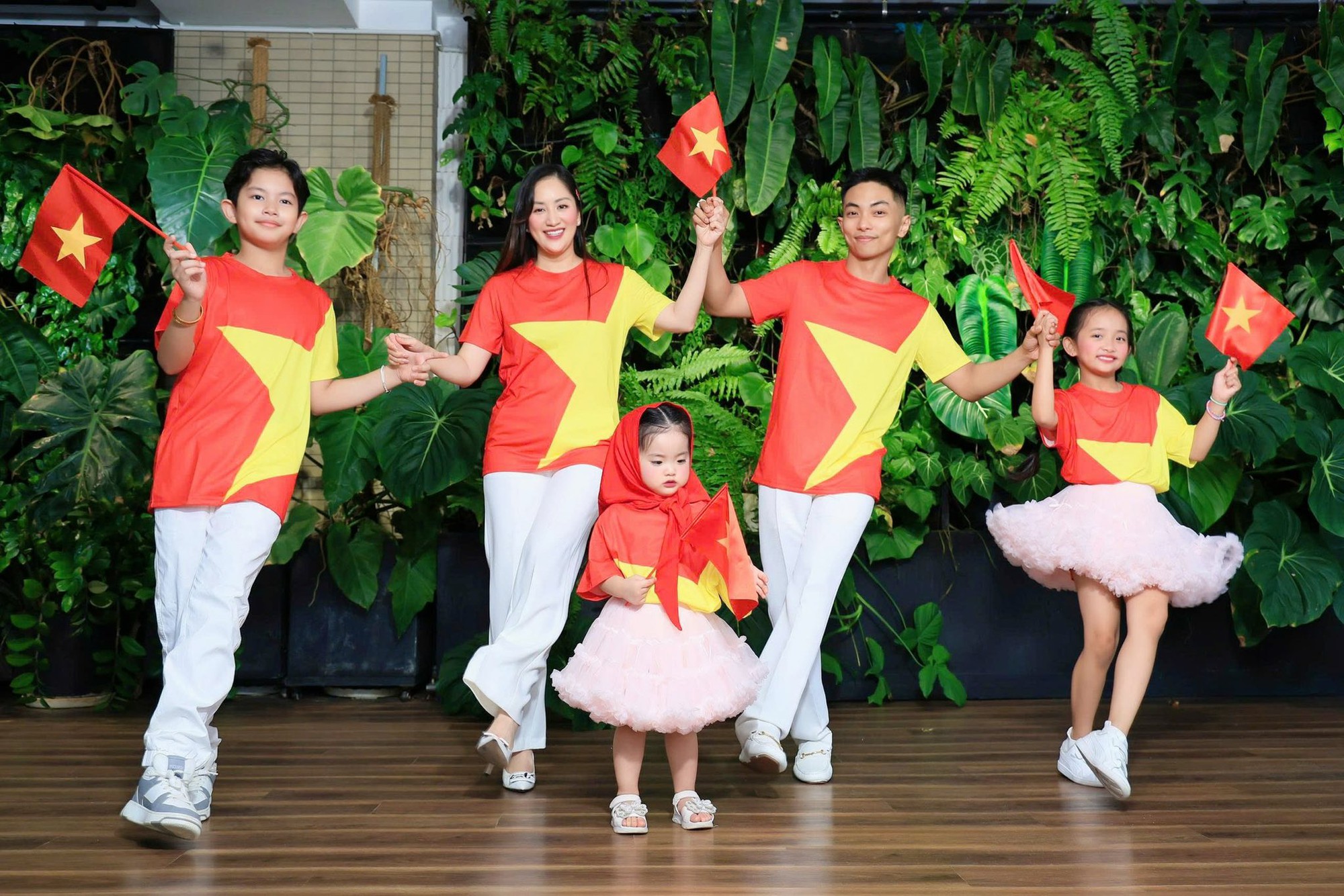 Gia đình Khánh Thi-Phan Hiển tung bộ ảnh yêu nước cực xịn, visual 3 