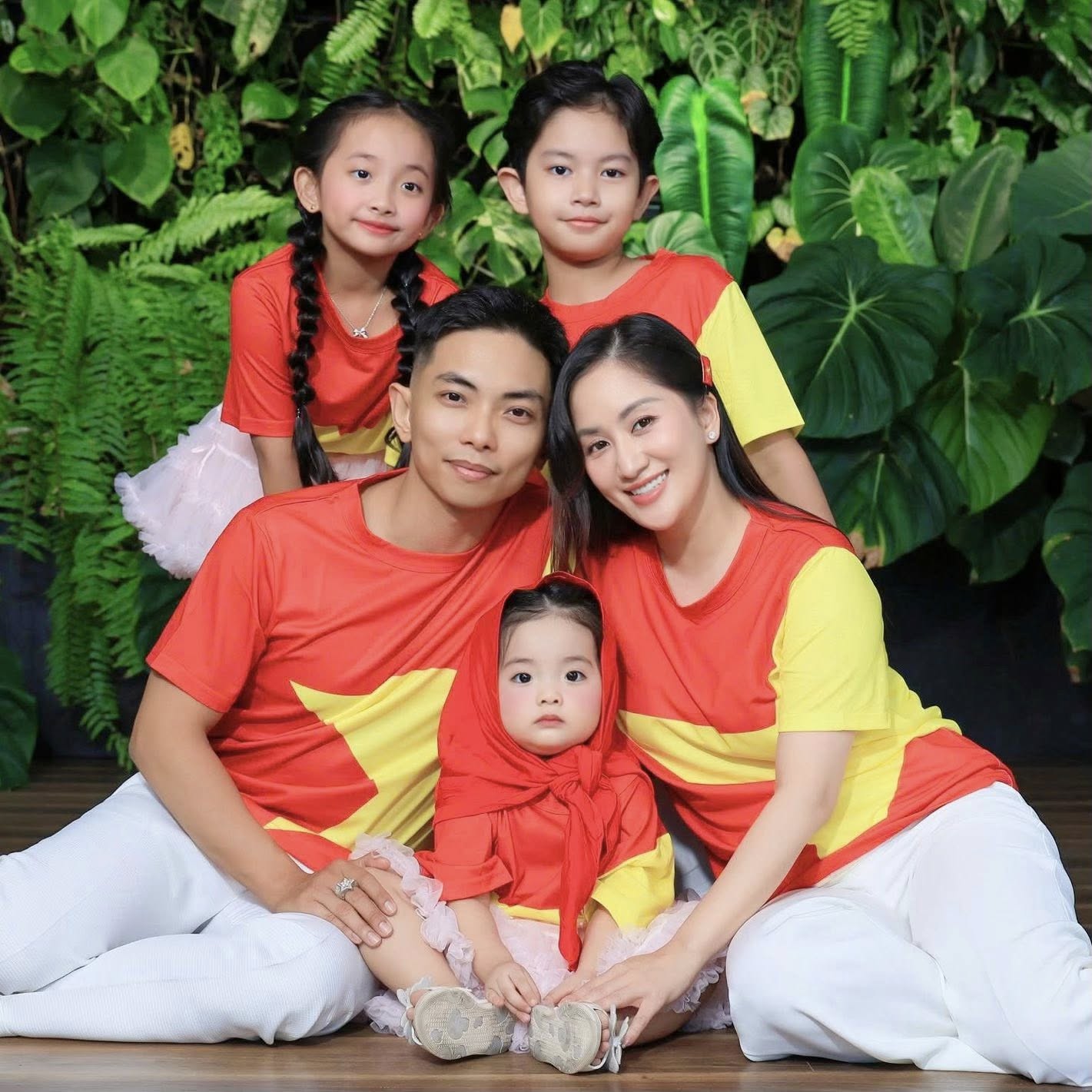 Gia đình Khánh Thi-Phan Hiển tung bộ ảnh yêu nước cực xịn, visual 3 