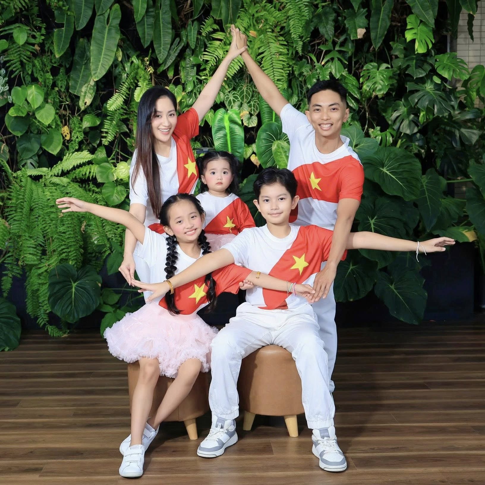 Gia đình Khánh Thi-Phan Hiển tung bộ ảnh yêu nước cực xịn, visual 3 