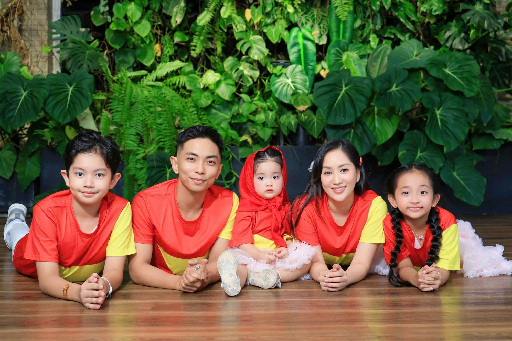 Gia đình Khánh Thi-Phan Hiển tung bộ ảnh yêu nước cực xịn, visual 3 