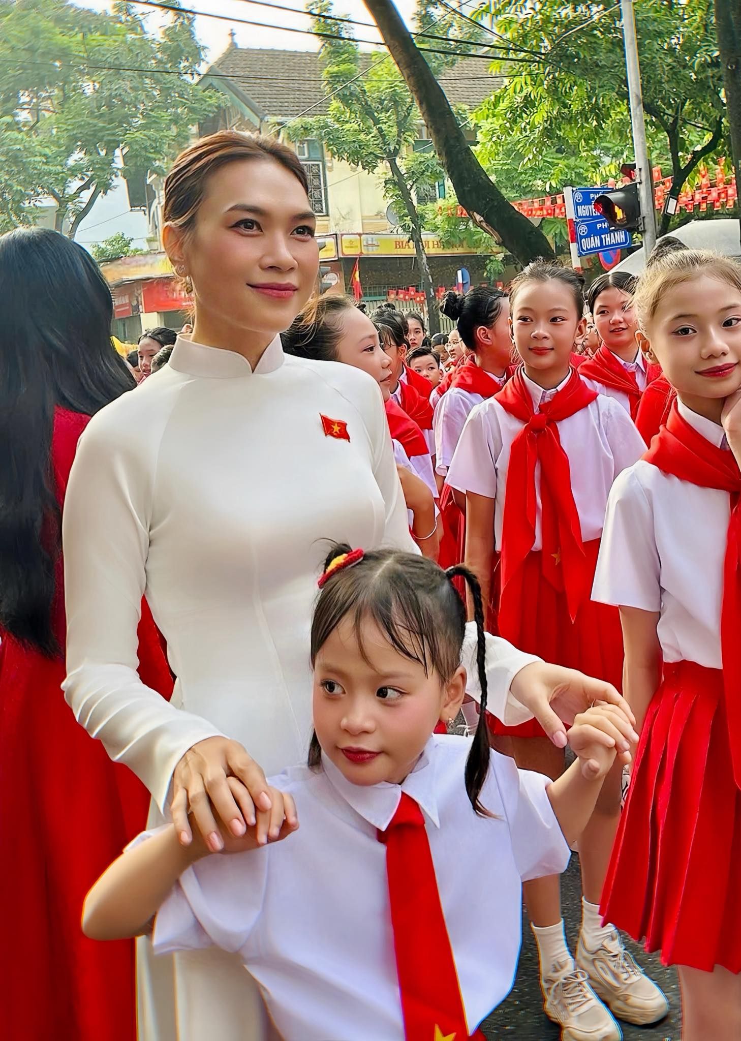 Phụ huynh rơi nước mắt khi con gái hát cùng Mỹ Tâm ngày Đại lễ 2/9, niềm tự hào gia đình kể sao cho hết!- Ảnh 3.