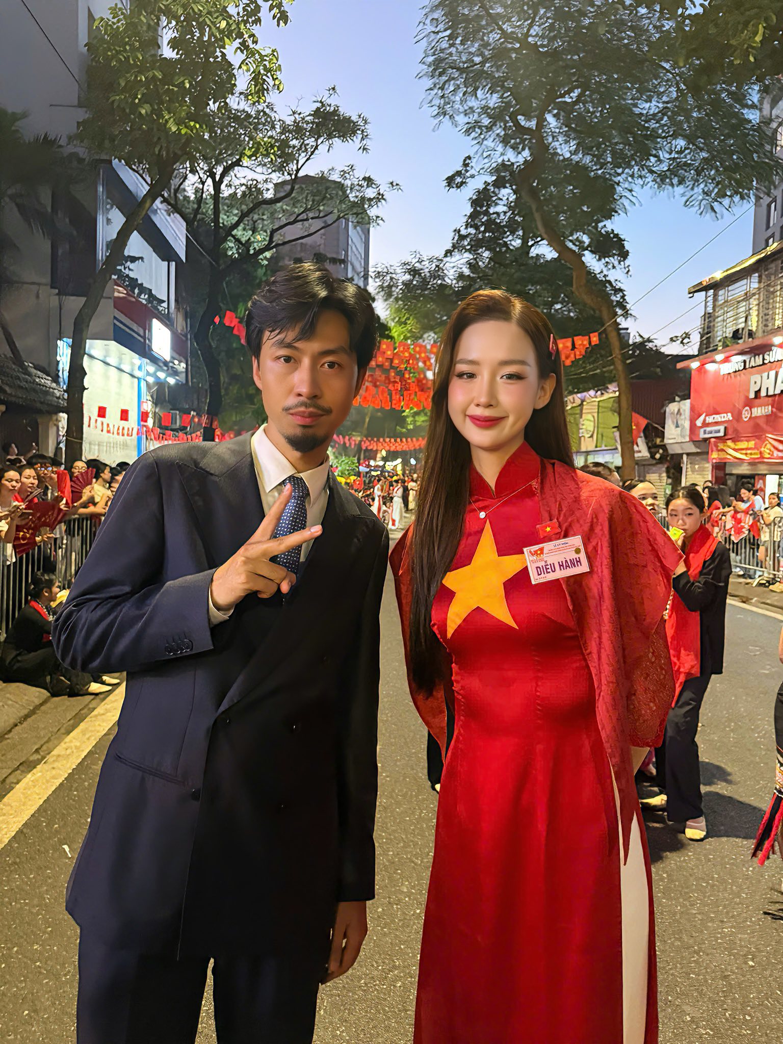 Đen Vâu và Hoa hậu cao nhất Vbiz chung khung hình, nhìn kỹ phát hiện 1 chi tiết gây bất ngờ- Ảnh 1.