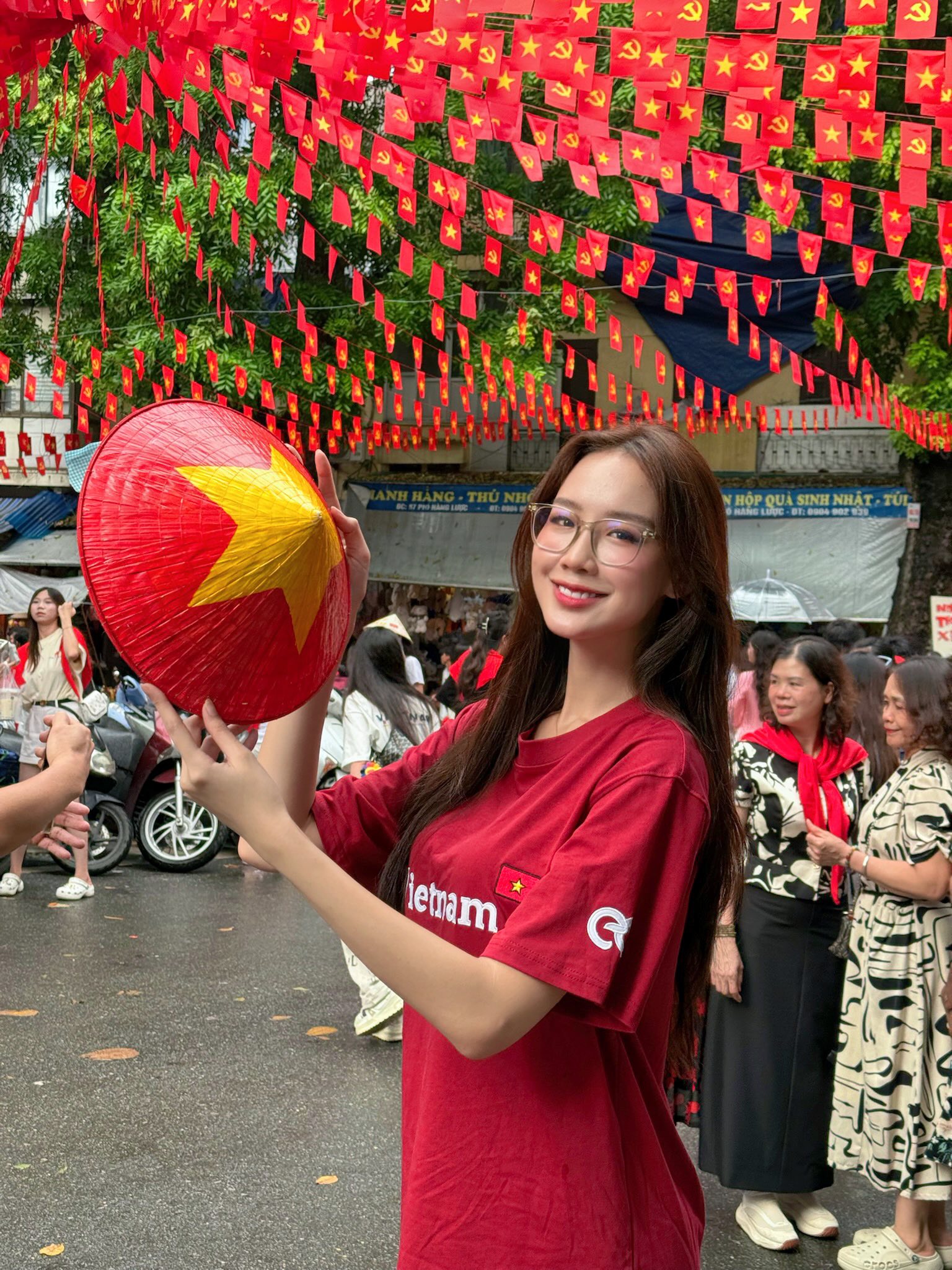 Đen Vâu và Hoa hậu cao nhất Vbiz chung khung hình, nhìn kỹ phát hiện 1 chi tiết gây bất ngờ- Ảnh 9.