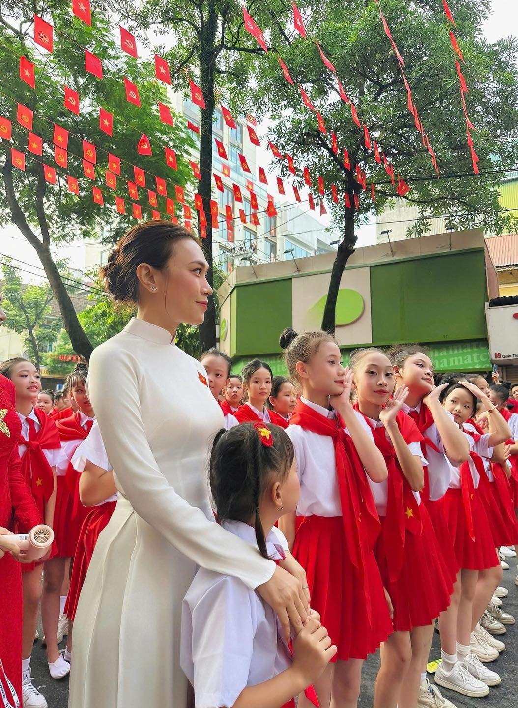 Phụ huynh rơi nước mắt khi con gái hát cùng Mỹ Tâm ngày Đại lễ 2/9, niềm tự hào gia đình kể sao cho hết!- Ảnh 4.