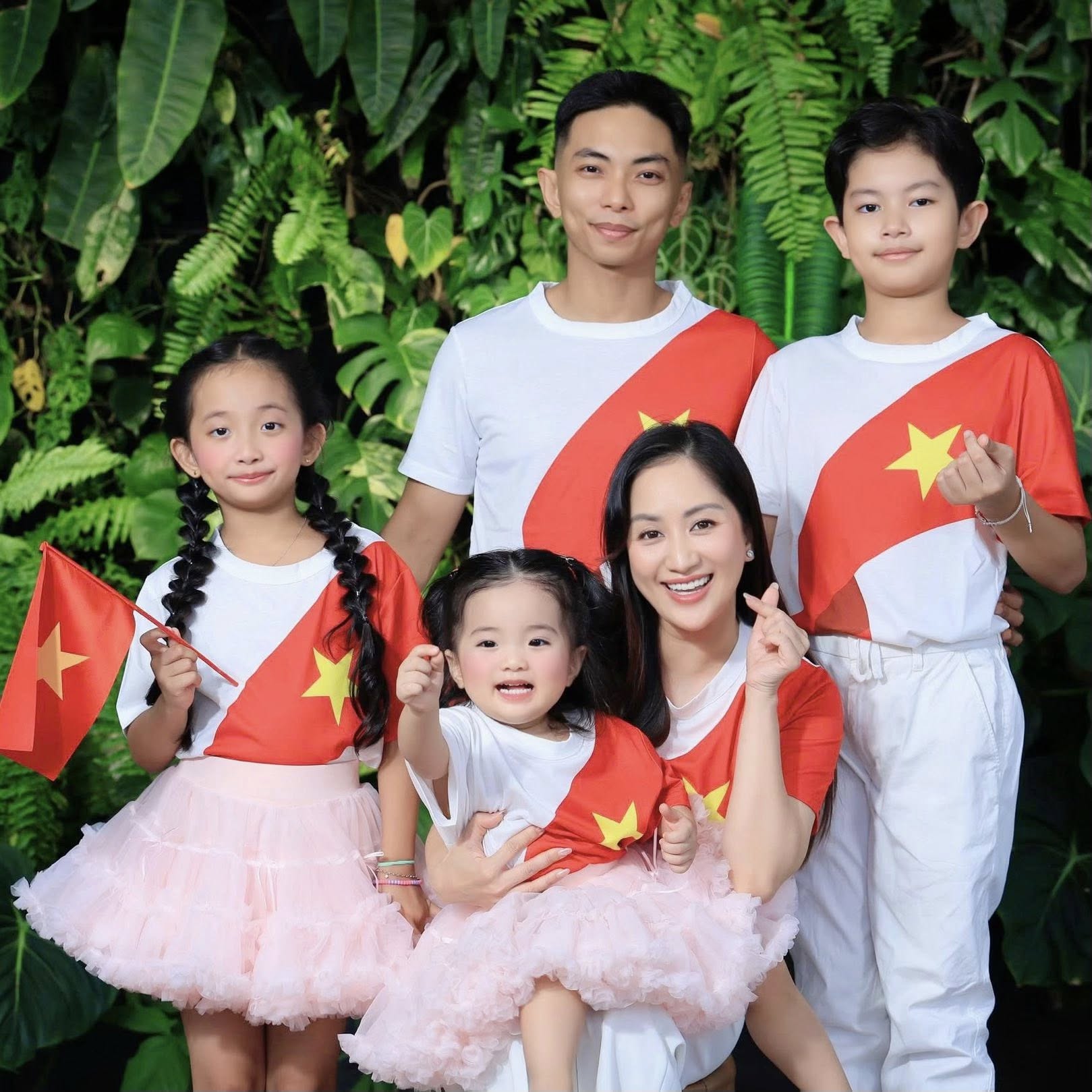 Gia đình Khánh Thi-Phan Hiển tung bộ ảnh yêu nước cực xịn, visual 3 