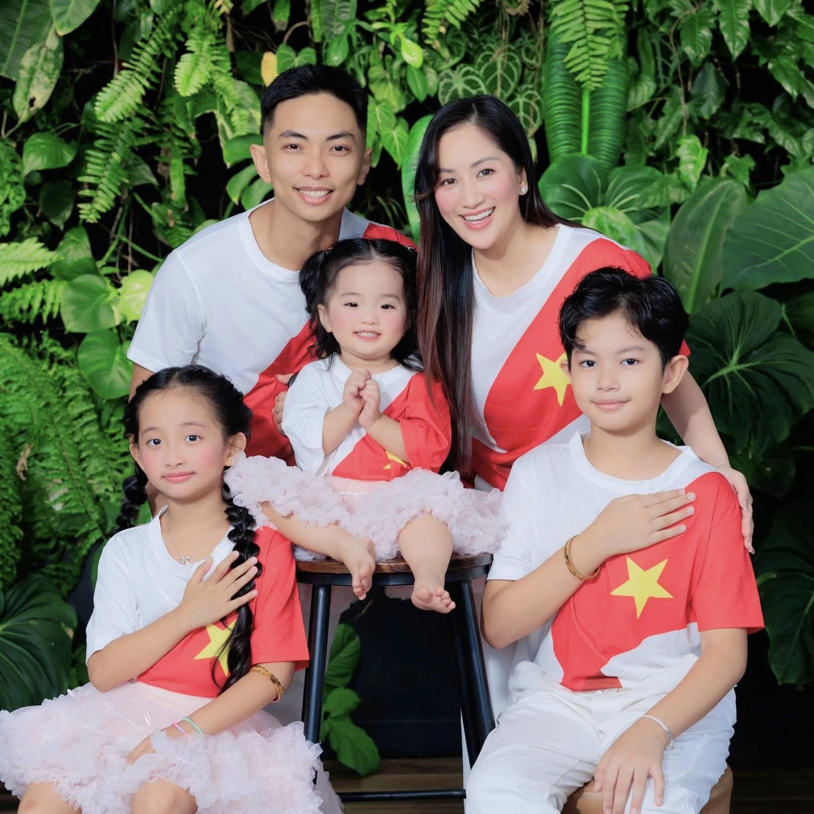 Gia đình Khánh Thi-Phan Hiển tung bộ ảnh yêu nước cực xịn, visual 3 