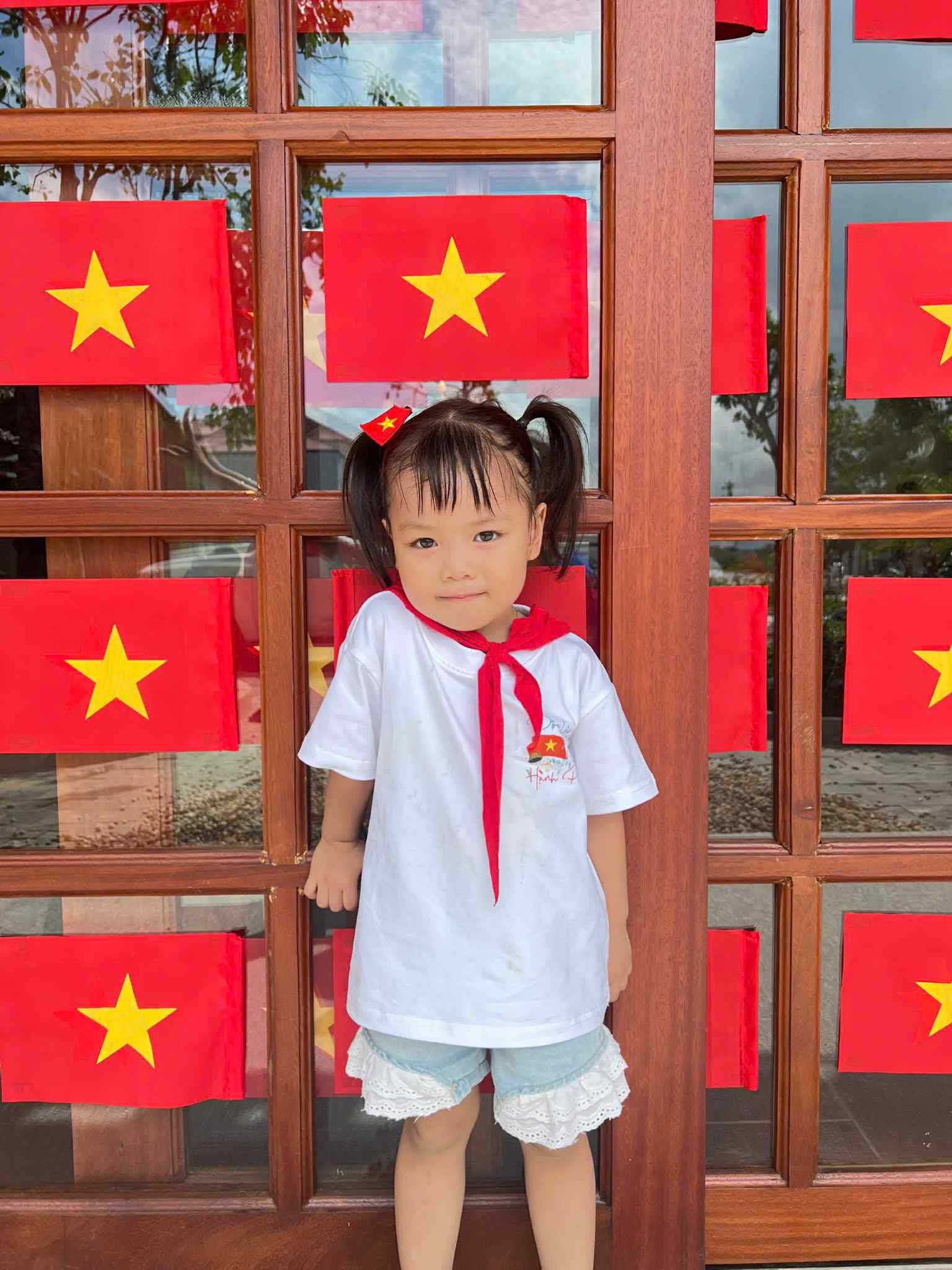 Ảnh yêu nước của dàn sao bóng đá gây sốt: Nhà Văn Hậu-Hải My đẹp đỉnh, Văn Thanh 