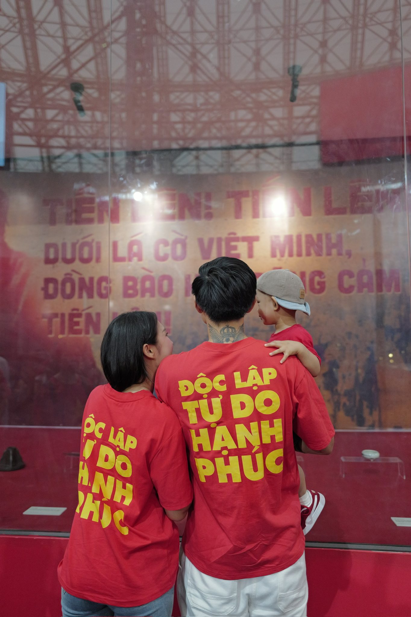 Ảnh yêu nước của dàn sao bóng đá gây sốt: Nhà Văn Hậu-Hải My đẹp đỉnh, Văn Thanh 
