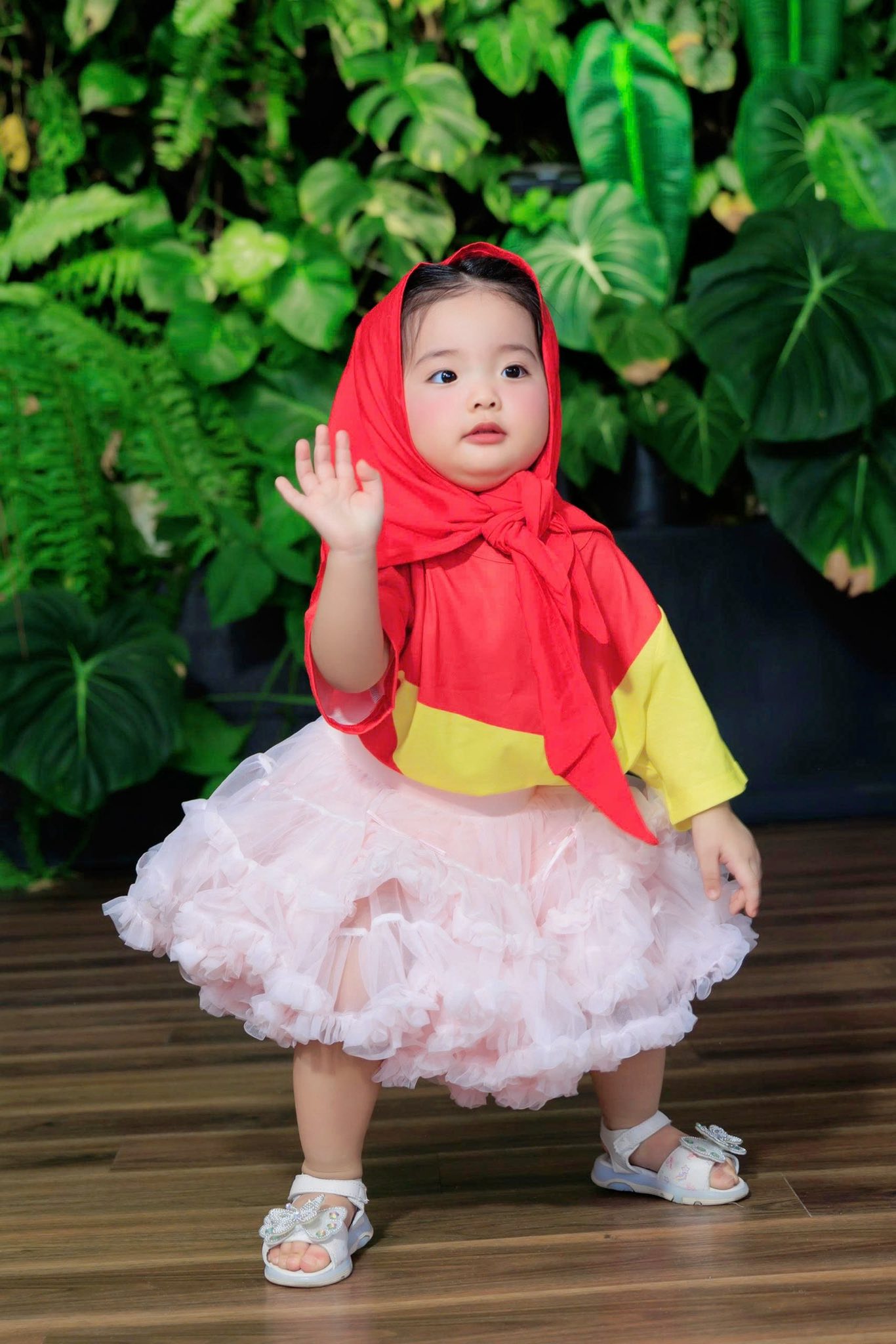 Gia đình Khánh Thi-Phan Hiển tung bộ ảnh yêu nước cực xịn, visual 3 