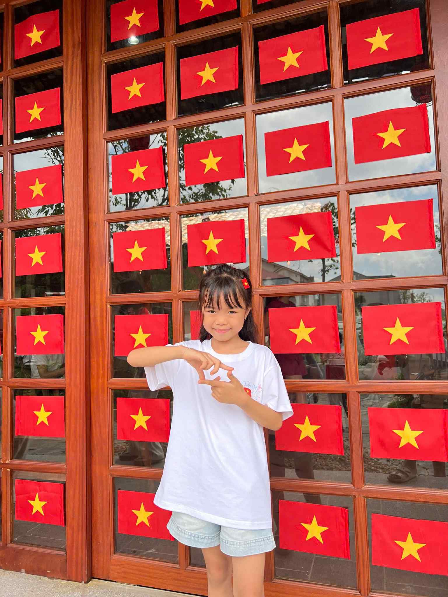 Ảnh yêu nước của dàn sao bóng đá gây sốt: Nhà Văn Hậu-Hải My đẹp đỉnh, Văn Thanh 