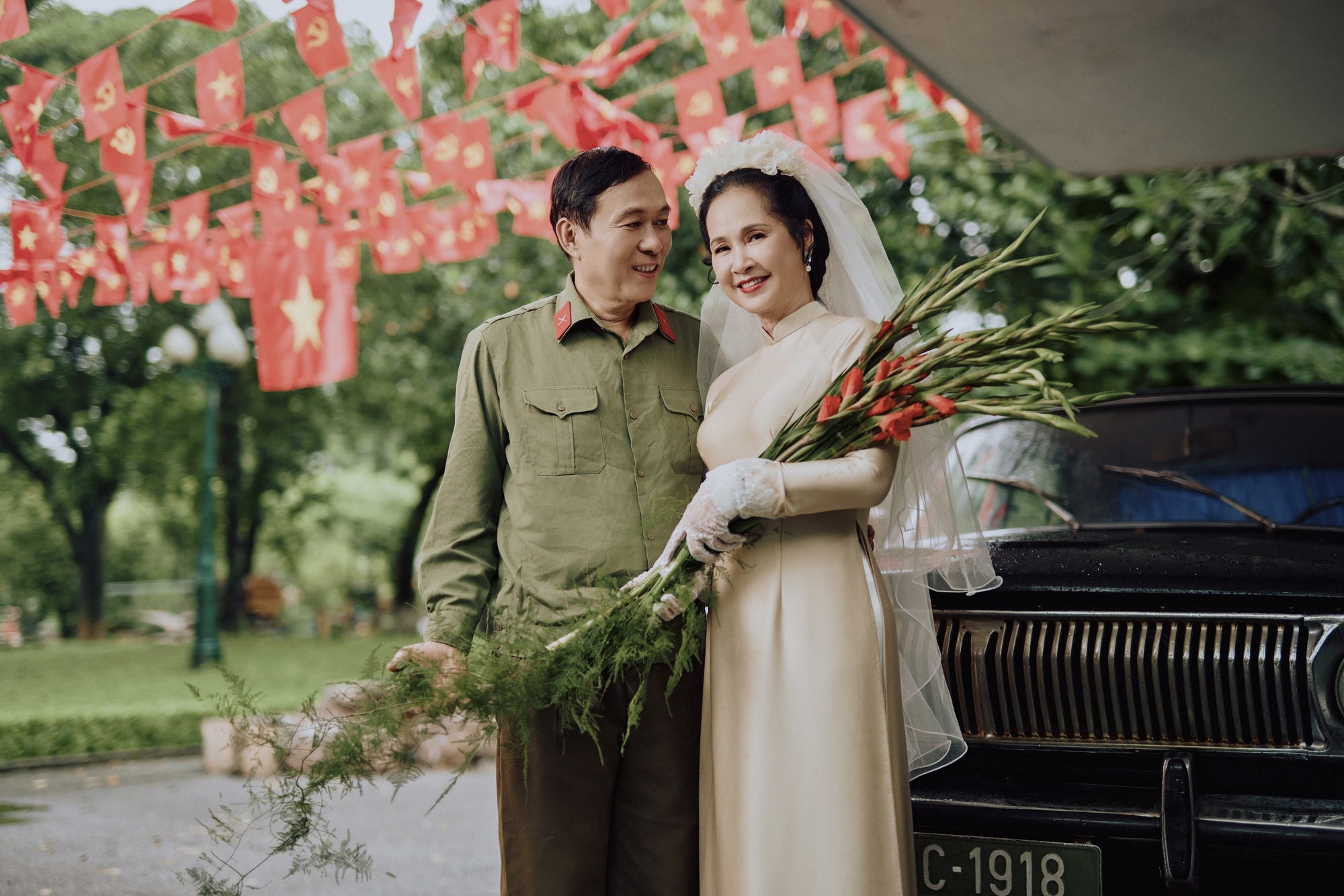 Mai Ngọc, Huyền Lizzie và nhiều nghệ sĩ thướt tha trong tà áo dài mừng ngày đại lễ- Ảnh 5.