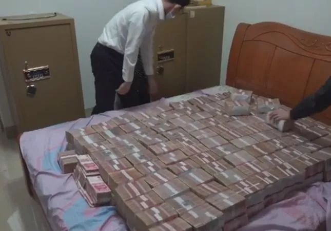 Đột kích nhiều địa điểm, tịch thu hơn 173 tỷ tiền mặt tại hiện trường liên quan đến 1 vụ án lừa đảo siêu tinh vi- Ảnh 2.