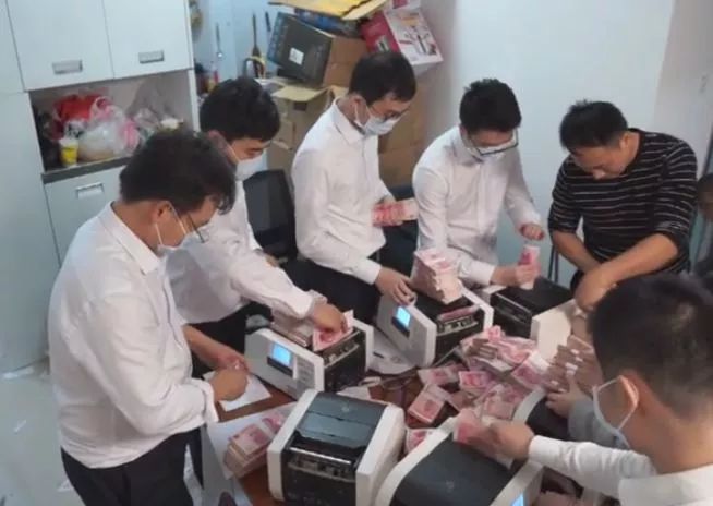 Đột kích nhiều địa điểm, tịch thu hơn 173 tỷ tiền mặt tại hiện trường liên quan đến 1 vụ án lừa đảo siêu tinh vi- Ảnh 3.