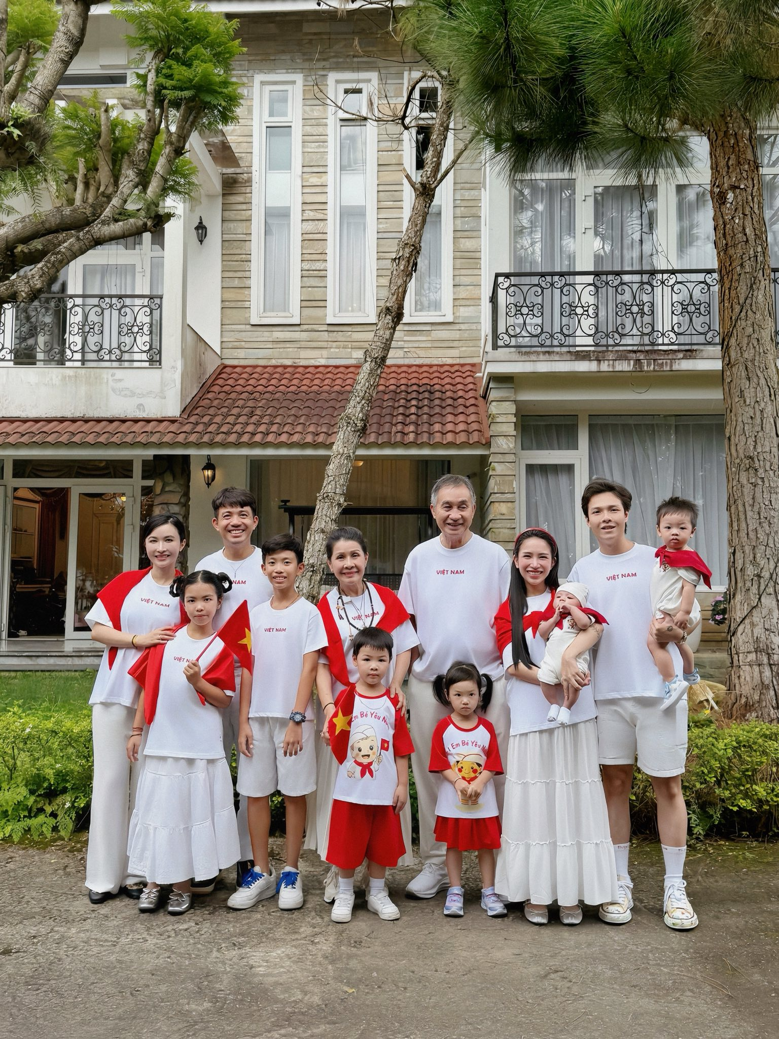 Đại gia đình 4 thế hệ nhà Minh Nhựa hưởng ứng đại lễ 2/9: Bất ngờ nhất là nhan sắc của "cụ ngoại" - phu nhân ông trùm ngành nhựa- Ảnh 2.