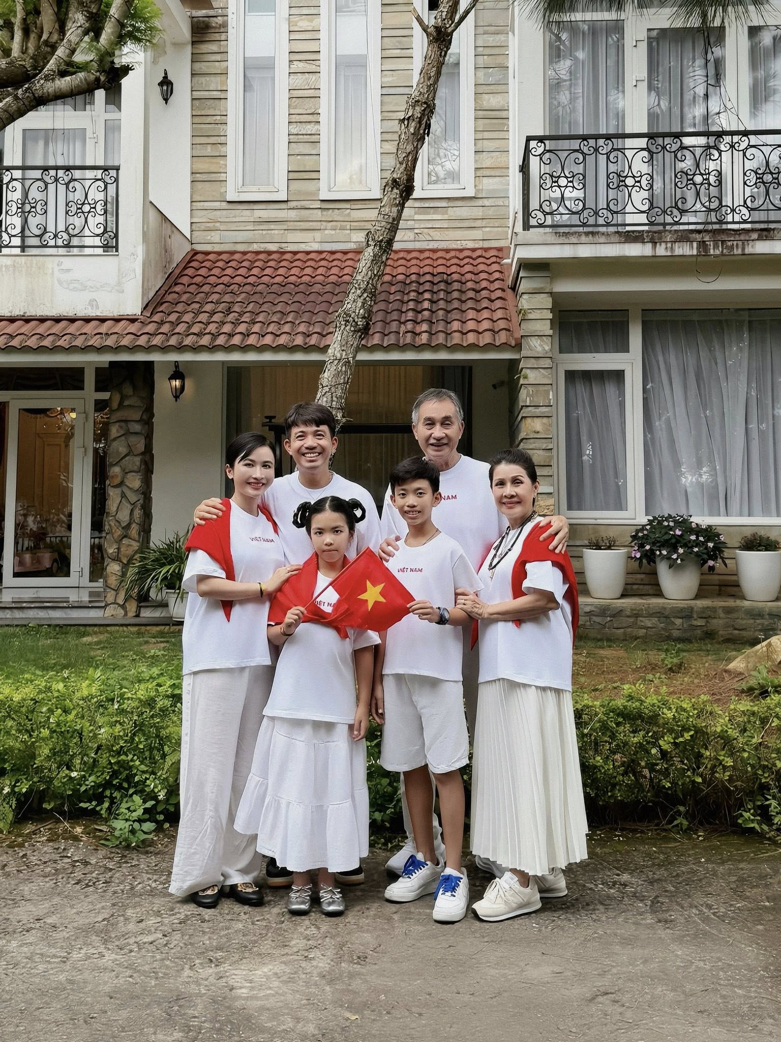 Đại gia đình 4 thế hệ nhà Minh Nhựa hưởng ứng đại lễ 2/9: Bất ngờ nhất là nhan sắc của "cụ ngoại" - phu nhân ông trùm ngành nhựa- Ảnh 5.