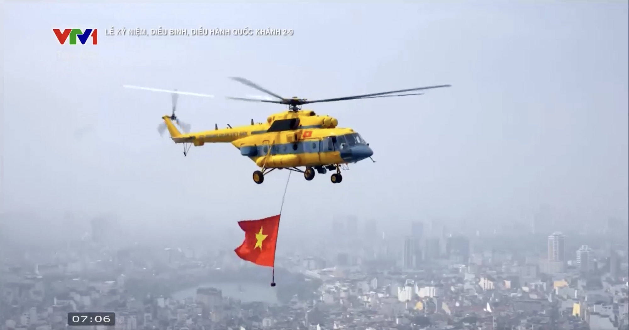 Cận cảnh khoảnh khắc biên đội trực thăng mang cờ Đảng, cờ Tổ quốc tung bay trên Quảng trường Ba Đình sáng 2/9- Ảnh 4.