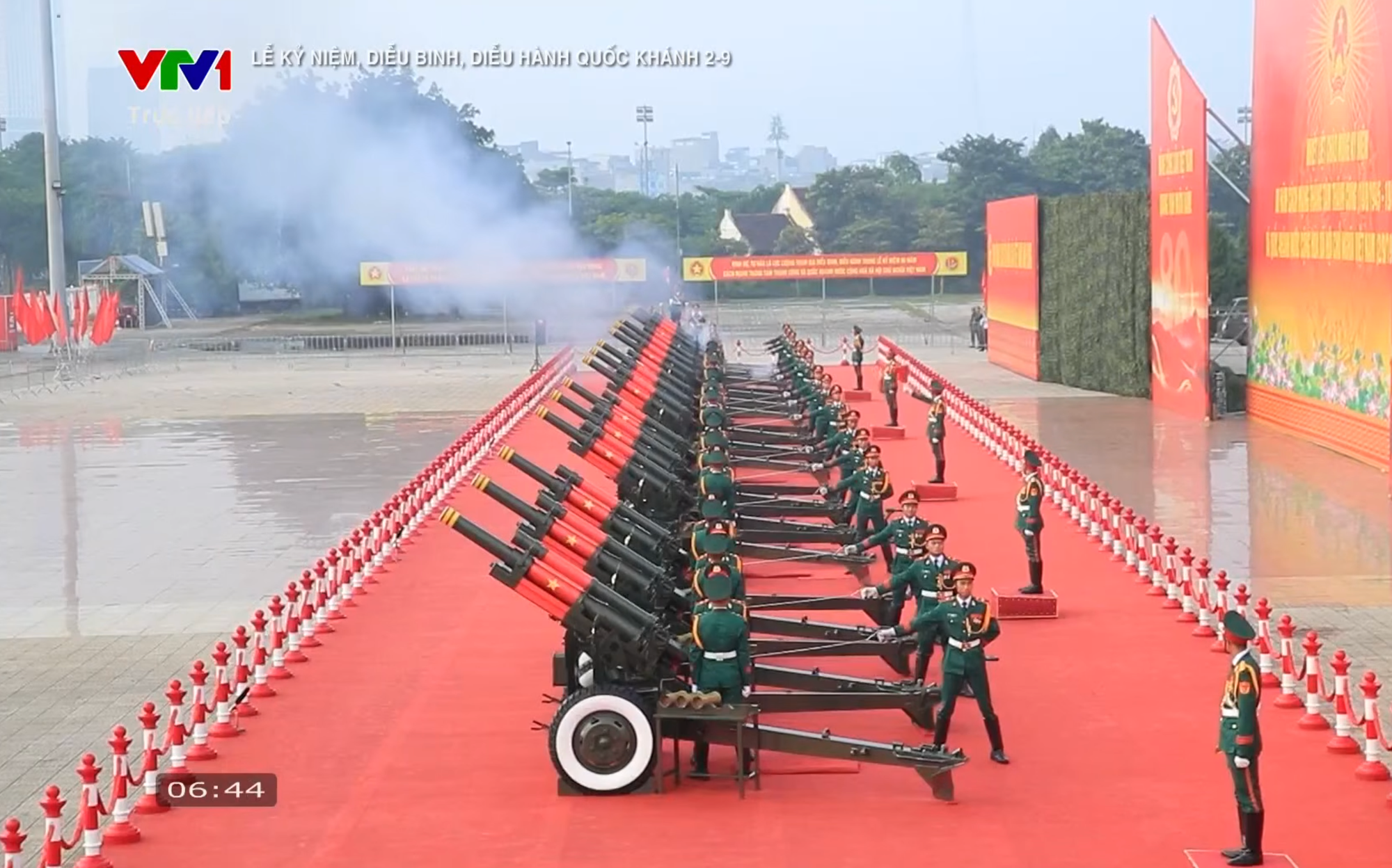 Màn chào cờ đầy kiêu hãnh từ Quảng trường Ba Đình đến vùng biển Cam Ranh của Quân chủng Hải quân- Ảnh 1.
