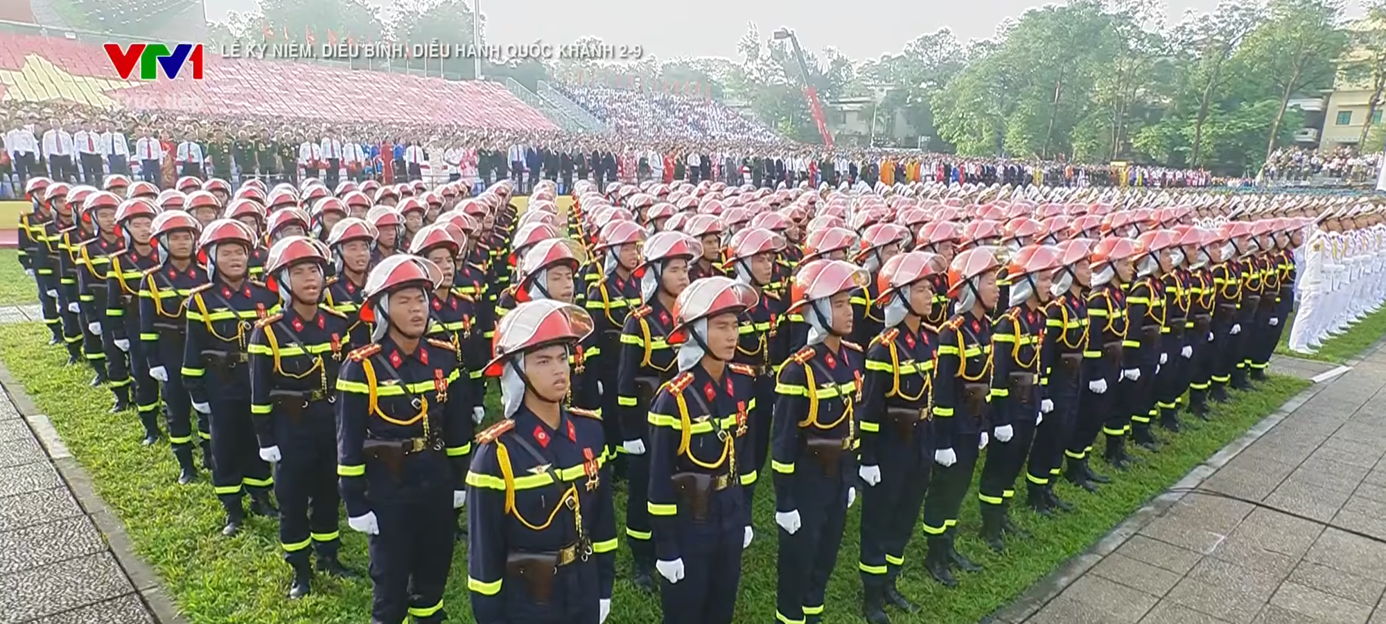 Màn chào cờ đầy kiêu hãnh từ Quảng trường Ba Đình đến vùng biển Cam Ranh của Quân chủng Hải quân- Ảnh 2.