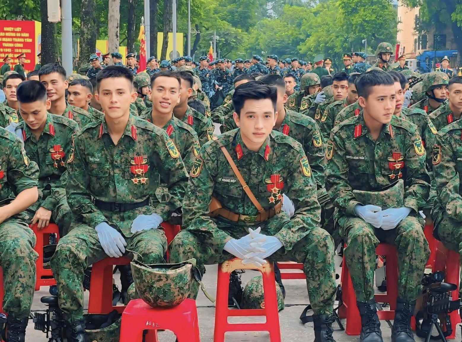 Lê Hoàng Hiệp thay đổi một điều, khoảnh khắc bước xuống xe tăng gấp đôi sự bảnh bao- Ảnh 8.