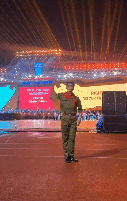 Nam chính Mưa Đỏ bị đồng đội bỏ lại ngay tại sân vận động Mỹ Đình vì có 1 hành động “quá mắc cỡ”- Ảnh 3.
