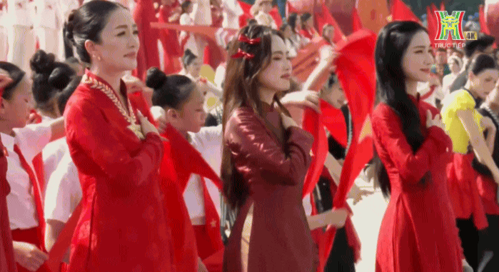 Đây rồi màn đồng diễn được mong chờ nhất Đại lễ 2/9: Dàn nghệ sĩ hát liên khúc Khí Phách Việt Nam, Mỹ Tâm làm rung động triệu trái tim!- Ảnh 2.