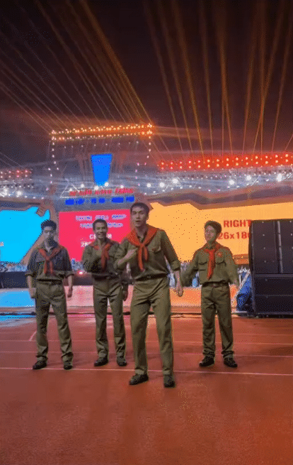 Nam chính Mưa Đỏ bị đồng đội bỏ lại ngay tại sân vận động Mỹ Đình vì có 1 hành động “quá mắc cỡ”- Ảnh 1.