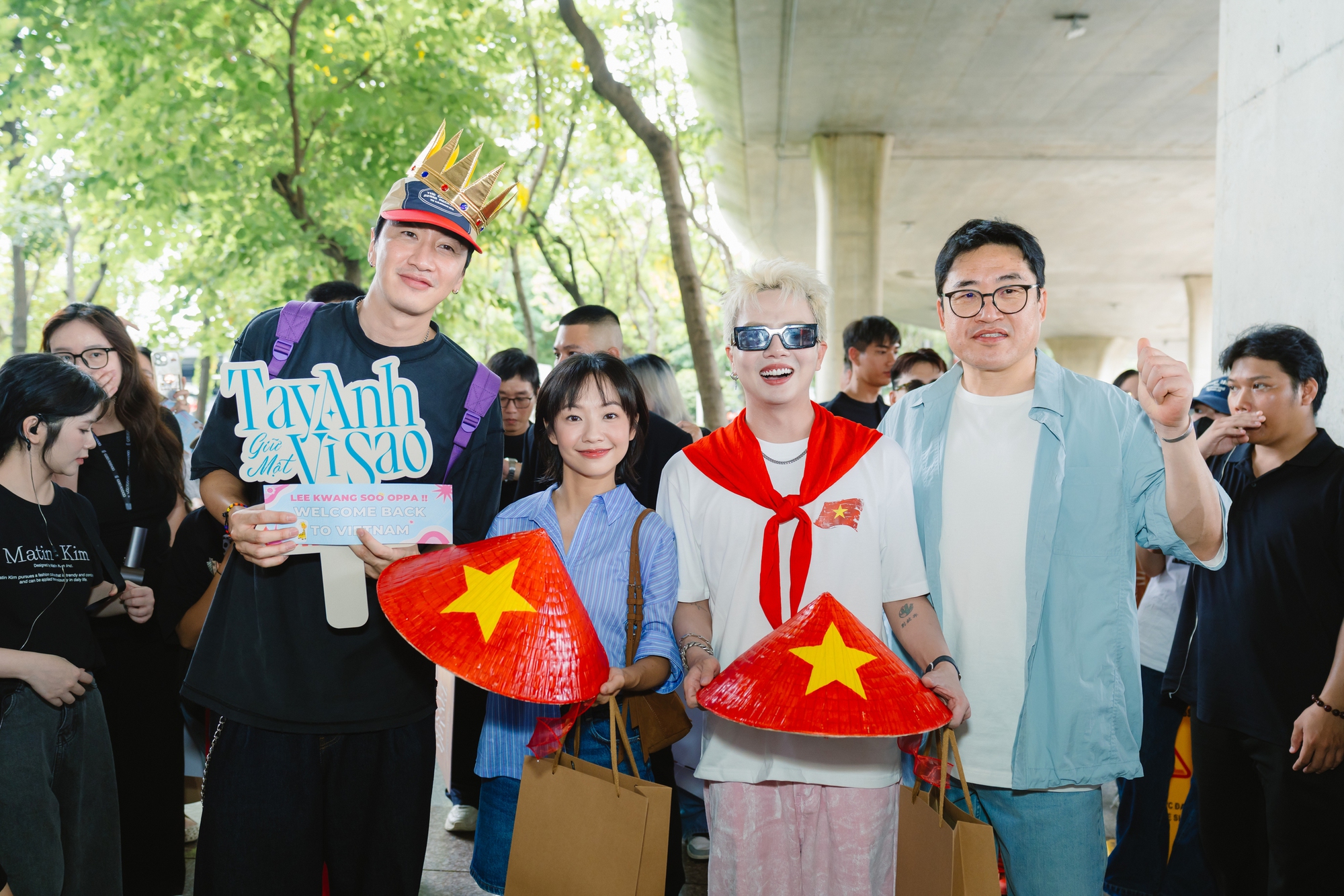 "Sít rịt" trong ngày 2/9: Lee Kwang Soo đổ bộ Tân Sơn Nhất, hào hứng đội nón lá cờ Việt Nam làm fan nức lòng- Ảnh 2.