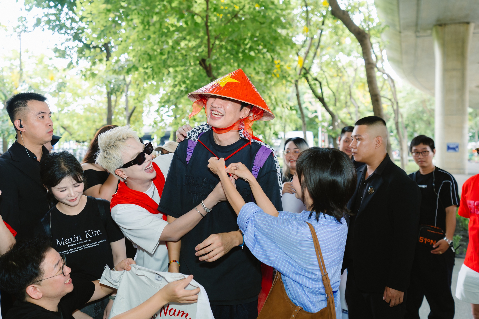 "Sít rịt" trong ngày 2/9: Lee Kwang Soo đổ bộ Tân Sơn Nhất, hào hứng đội nón lá cờ Việt Nam làm fan nức lòng- Ảnh 6.