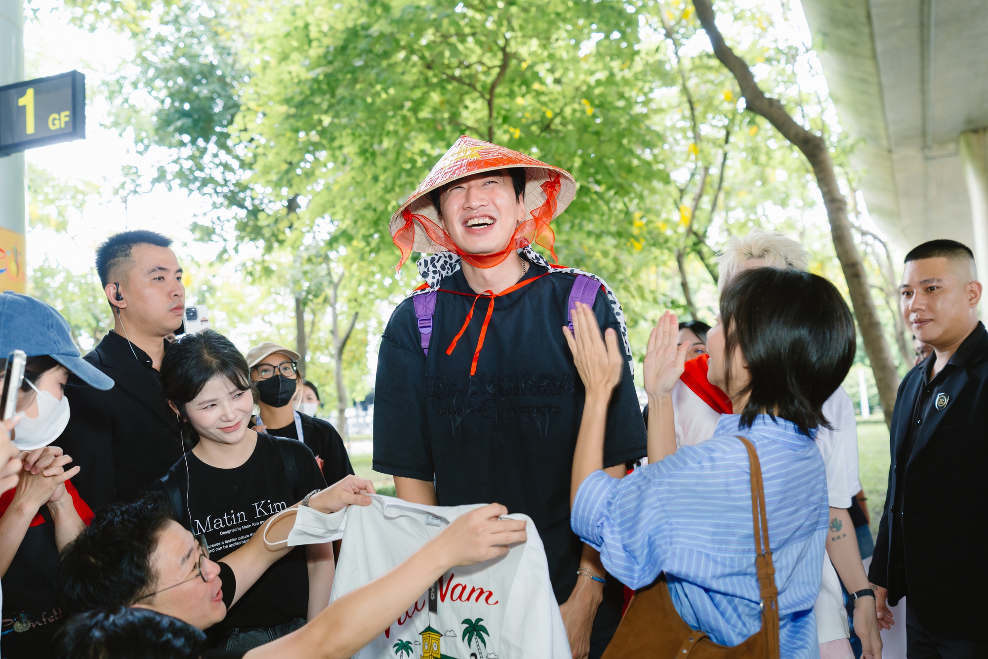 "Sít rịt" trong ngày 2/9: Lee Kwang Soo đổ bộ Tân Sơn Nhất, hào hứng đội nón lá cờ Việt Nam làm fan nức lòng- Ảnh 5.