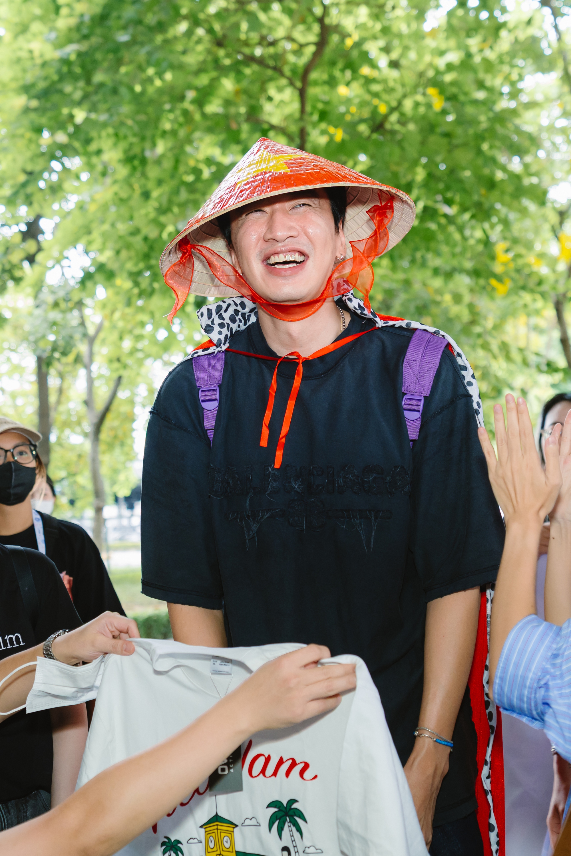 "Sít rịt" trong ngày 2/9: Lee Kwang Soo đổ bộ Tân Sơn Nhất, hào hứng đội nón lá cờ Việt Nam làm fan nức lòng- Ảnh 7.