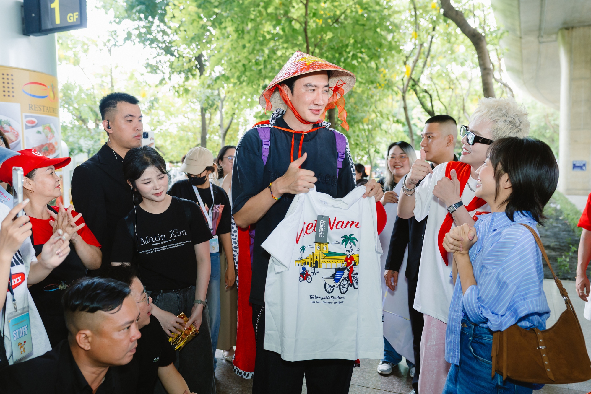 "Sít rịt" trong ngày 2/9: Lee Kwang Soo đổ bộ Tân Sơn Nhất, hào hứng đội nón lá cờ Việt Nam làm fan nức lòng- Ảnh 4.