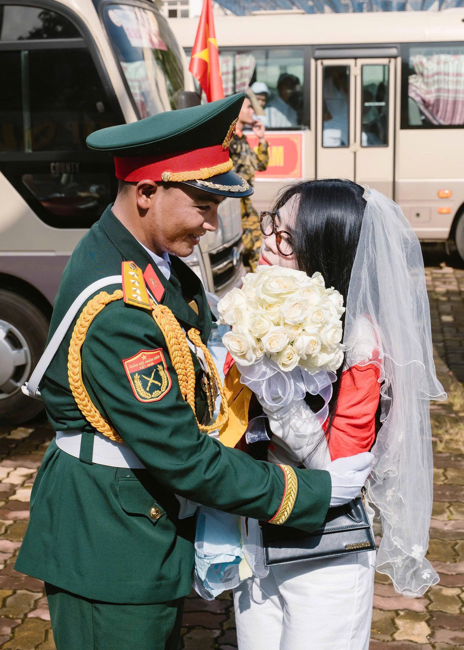 Chuyện tình “hết A80 anh cầu hôn em” của chiến sĩ Khối Hậu cần và người yêu gây bão mạng- Ảnh 3.