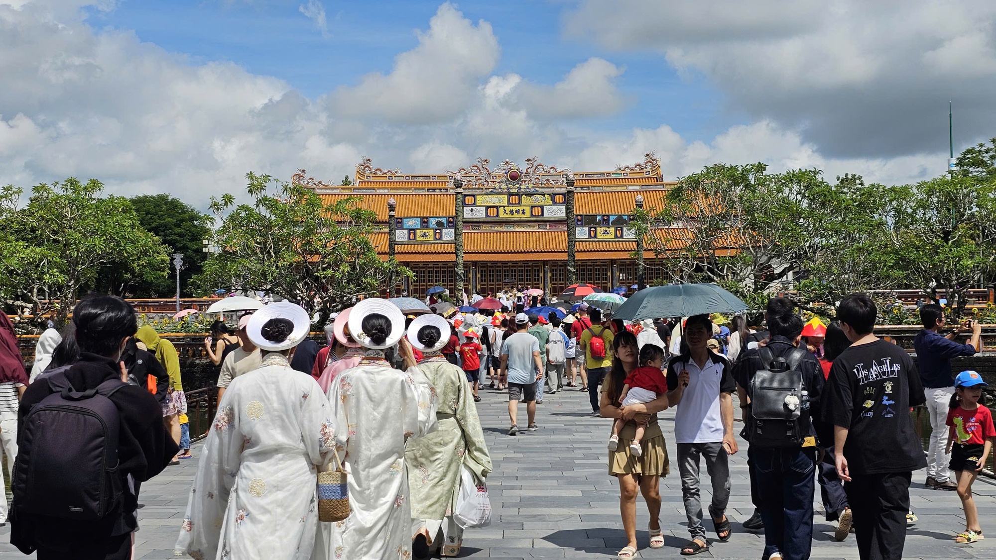 Du khách nườm nượp tham quan Đại nội Huế trong ngày được miễn vé- Ảnh 10.